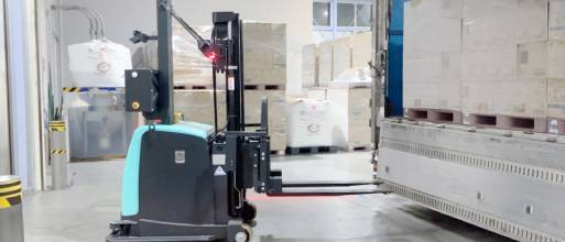 Automatisiertes Be- und Entladen von Lkw mit Flügeltüren, intelligente Intralogistik einer japanischen Fabrik