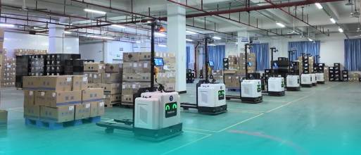 Auszeichnung mit einer Dankesfahne! Erfahren Sie, wie Multiway Robotics die Präzisionsfertigung mit einem „intelligenten Logistik“-Motor ausstattet.